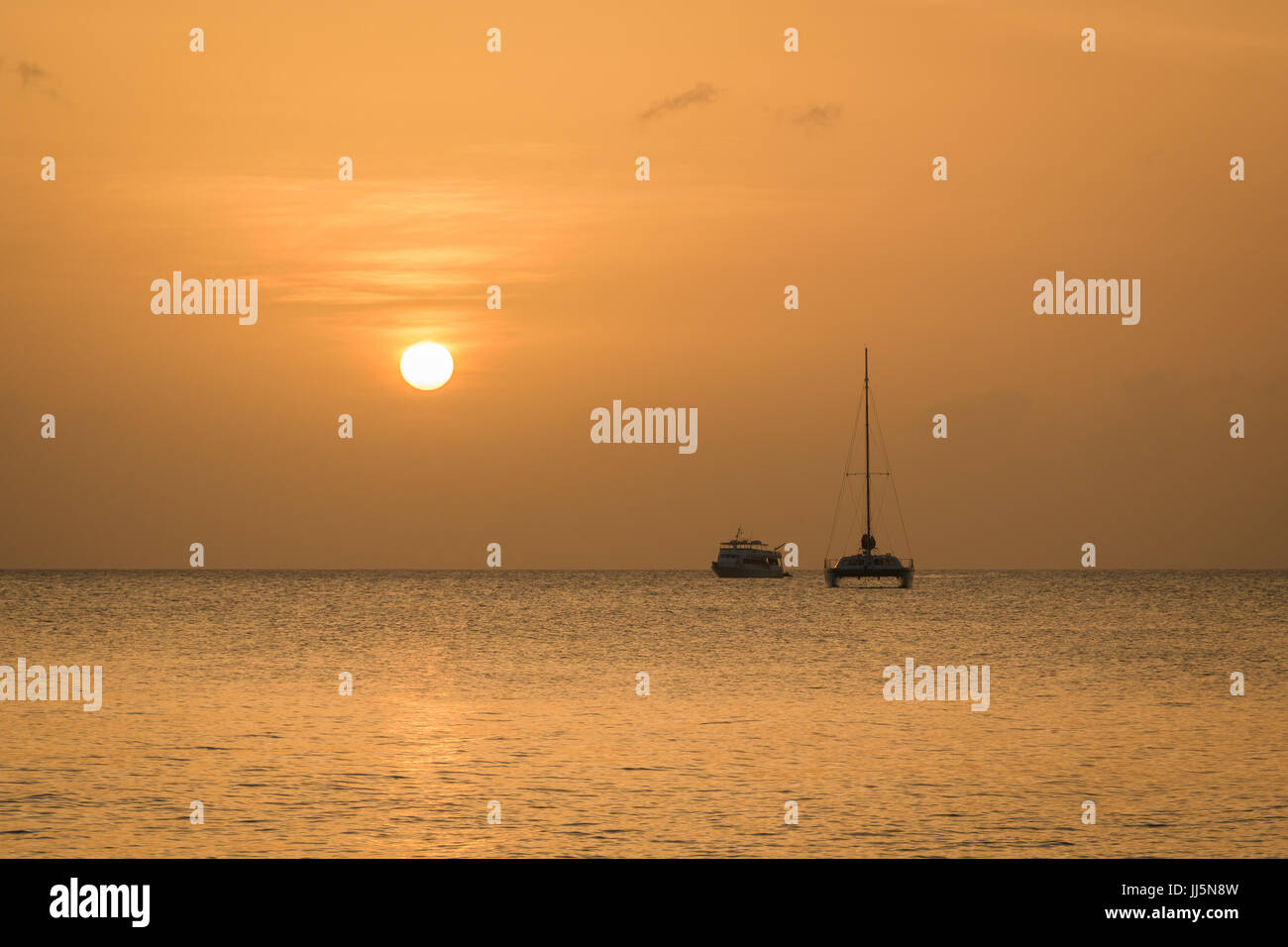 Coucher du soleil sur l'océan avec des bateaux à l'horizon. Banque D'Images
