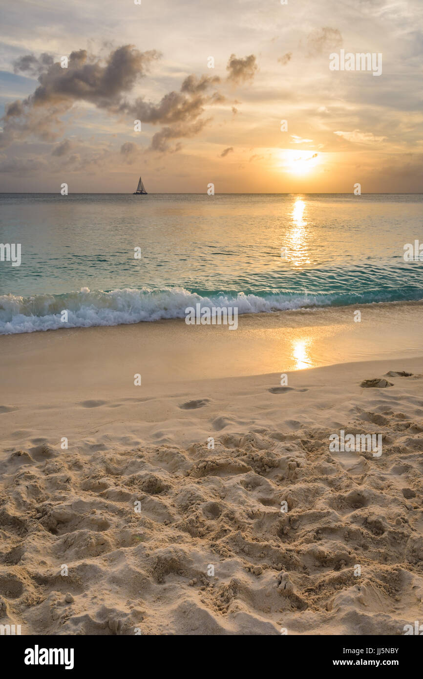 Coucher du soleil doré et voilier de Grand Cayman. Banque D'Images