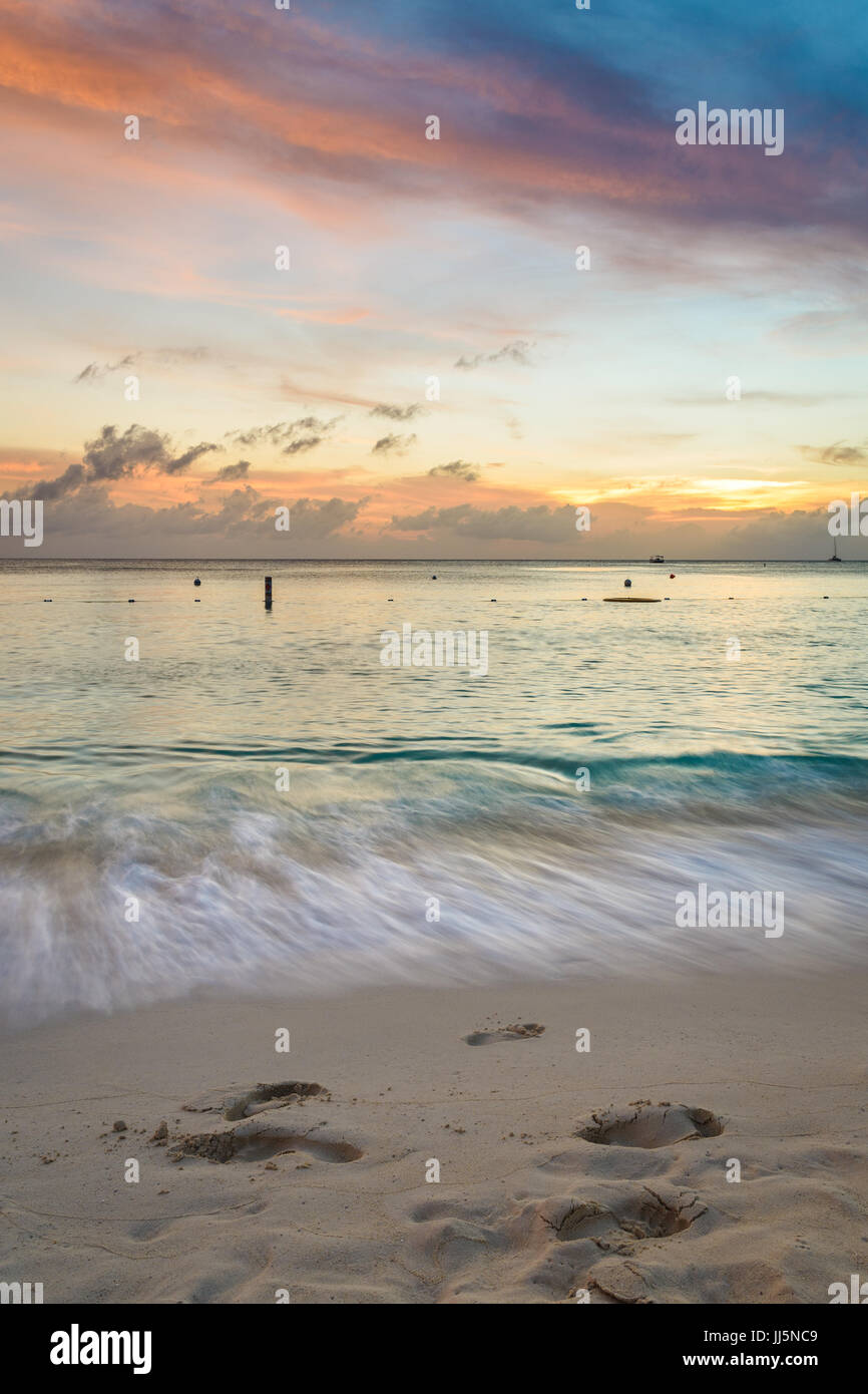 Les vagues qui battaient en retraite sur Seven Mile Beach Grand Cayman. Banque D'Images