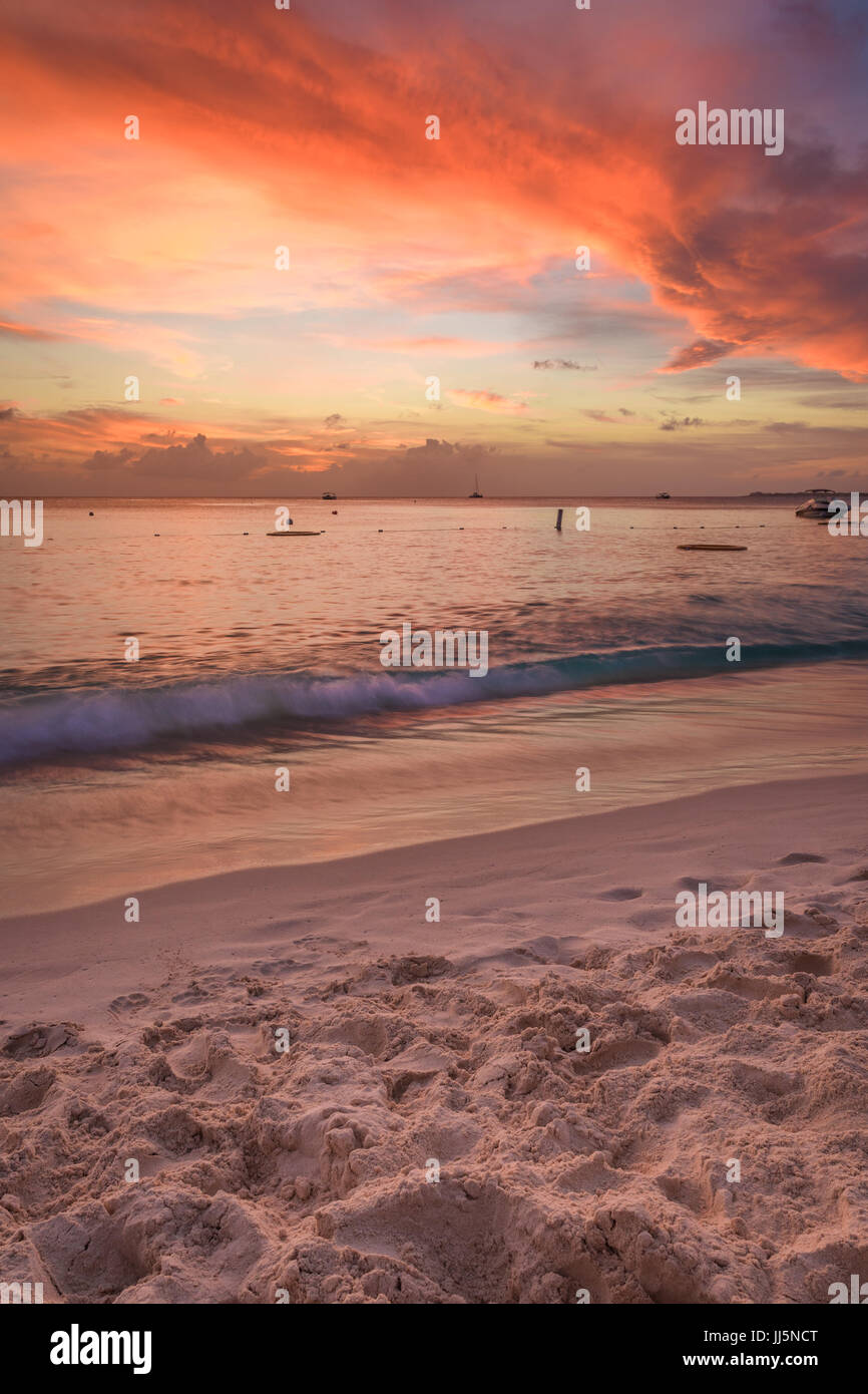 Magnifique coucher de soleil rouge sur Seven Mile Beach Grand Cayman. Banque D'Images