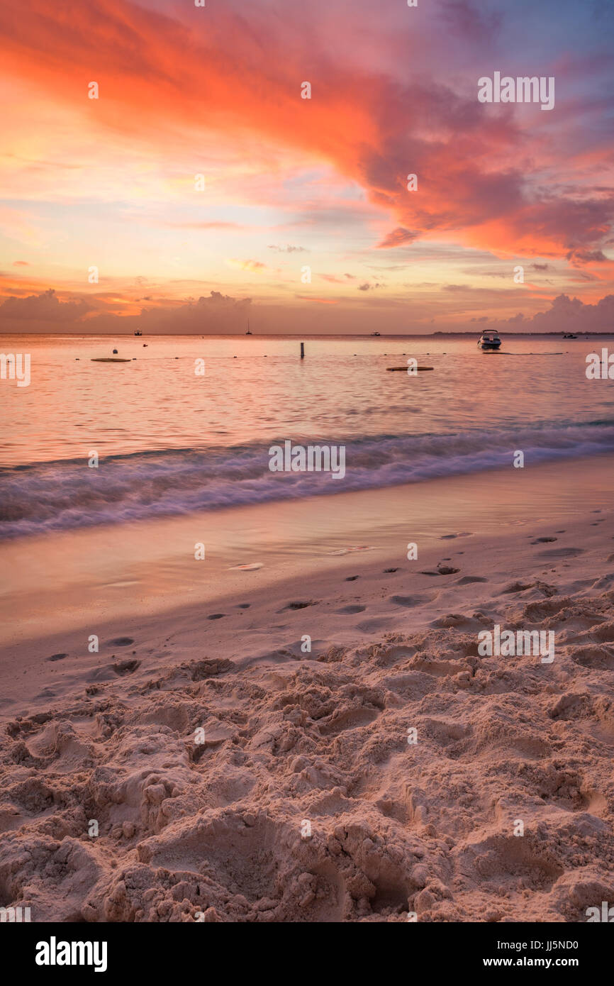 Coucher de soleil rouge sur Seven Mile Beach Grand Cayman. Banque D'Images