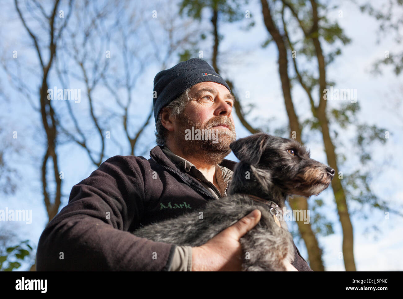 Mark Eccleston et son chien Bertie. Il est un ancien signaleur ferroviaire, qui loue sept acres de forêts régénérées à Telford, Shropshire. United Kingdom Banque D'Images