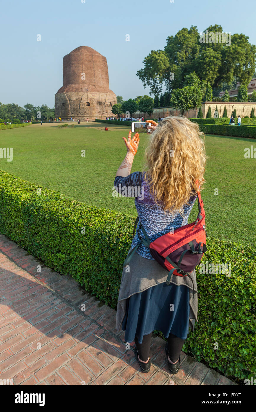 Une femme prise d'une photo de Dhamekh Stoupa s à Sarnath, l'Inde avec son iPhone. Banque D'Images