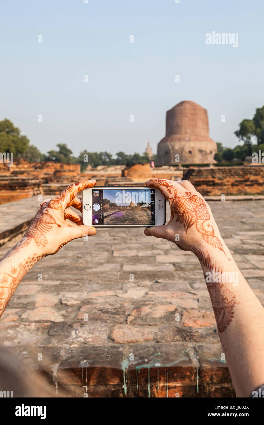 Une femme prise d'une photo de Dhamekh Stoupa s à Sarnath, l'Inde avec son iPhone. Banque D'Images