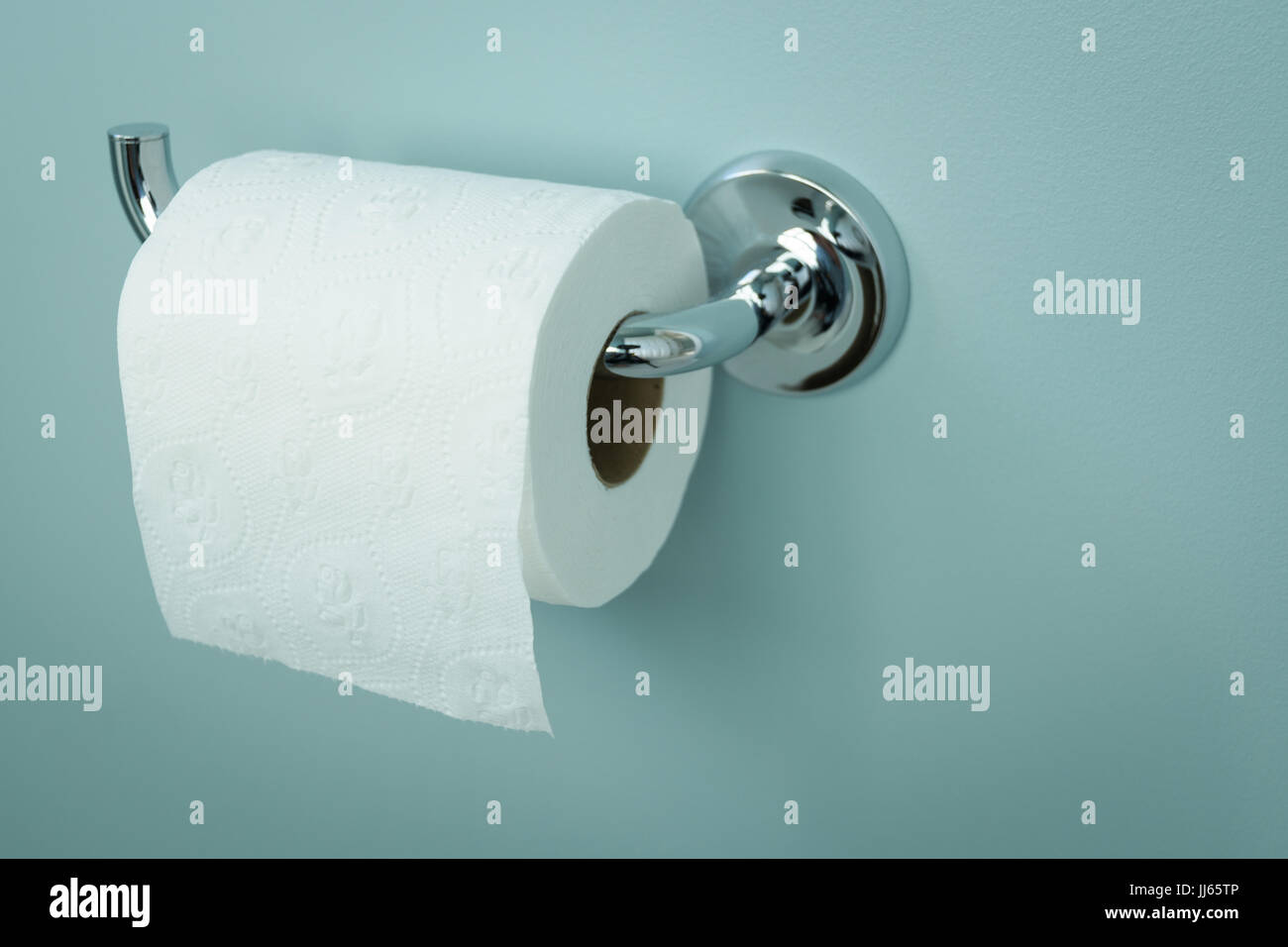Rouleau de papier toilette blanc accroché sur un support chromé Photo Stock  - Alamy