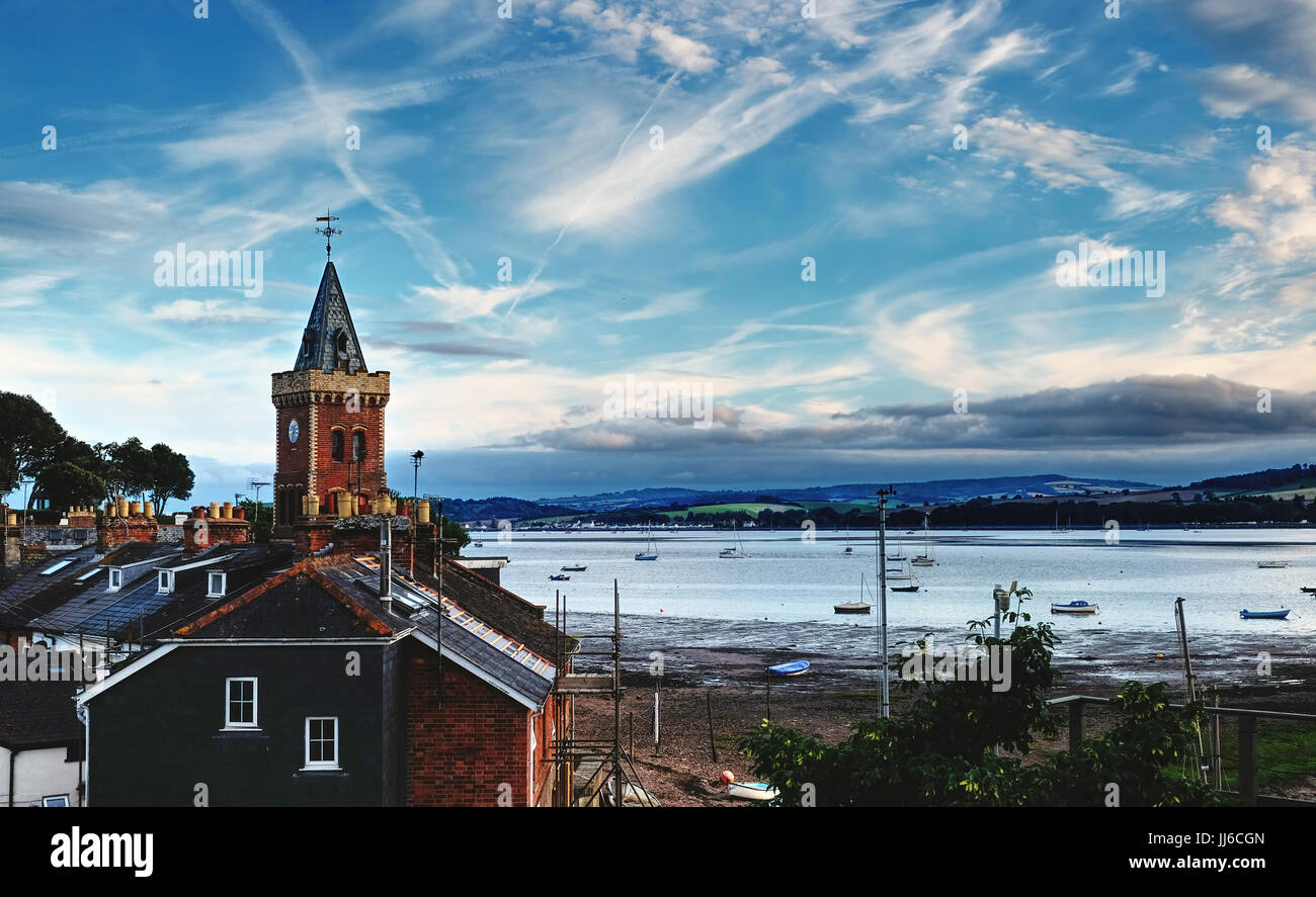 Lympstone, Devon montrant St Peter's Tower et l'estuaire Exe Banque D'Images