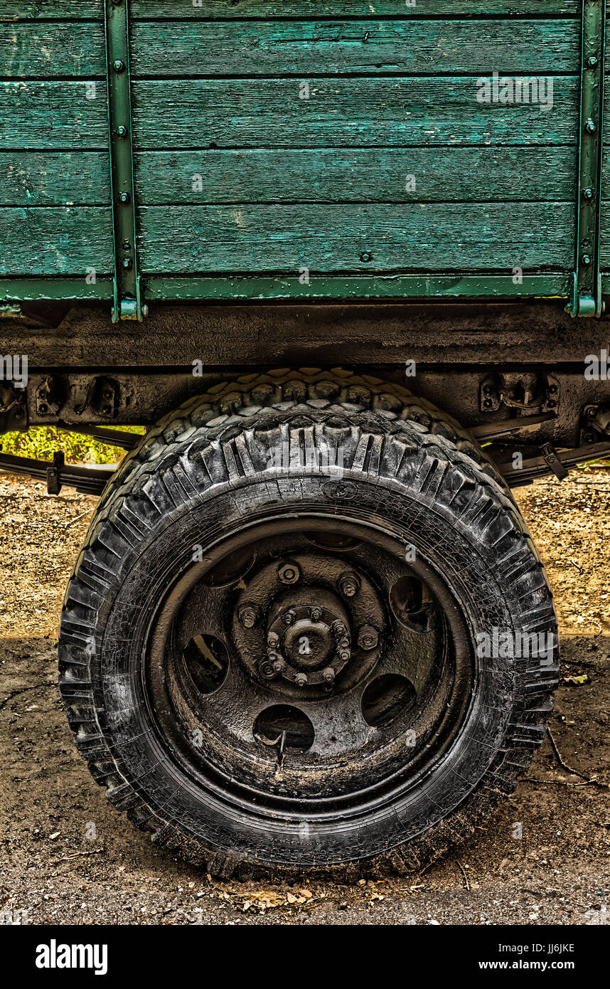 Camion Camion rétro. La couleur verte, le bas côté. Corps, de l'argent le tuyau d'échappement, la roue de voiture, l'arrière-plan d'asphalte. L'affichage macro. soft focus. Banque D'Images
