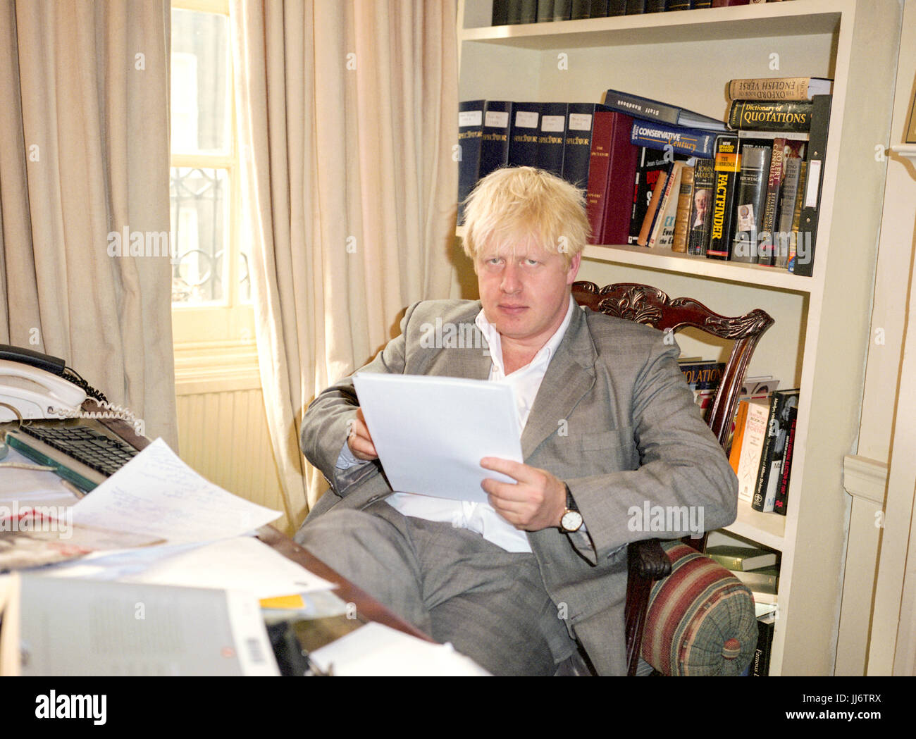 Boris Johnson conservateur Premier ministre, rédacteur en chef du magazine Spectator photographié dans le bureau du magazine Spectator en 2003, Westminster, Londres, Angleterre. Banque D'Images