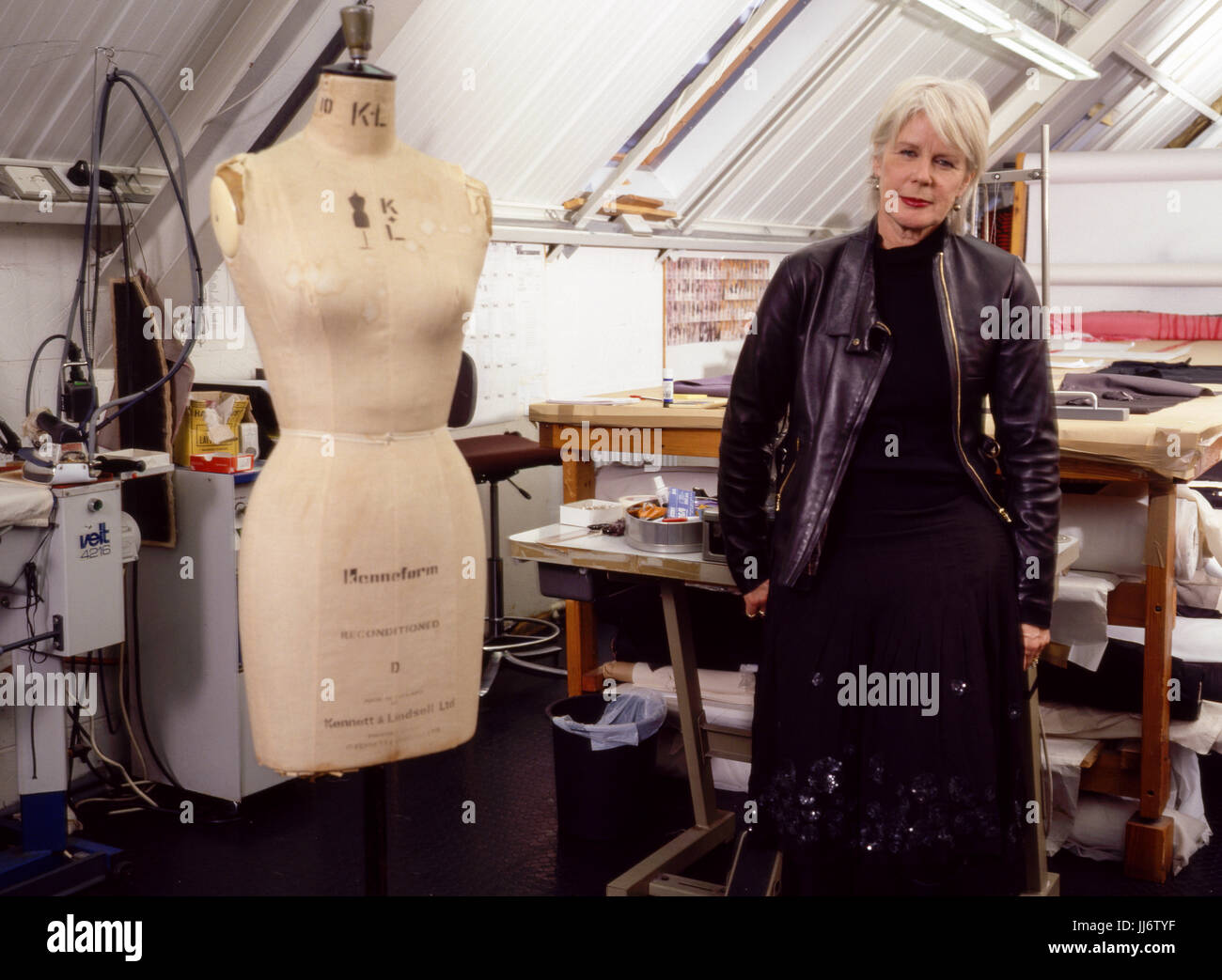 Betty Jackson CBE ,French Fashion designer photographié dans son atelier de Londres le 14 janvier 2004. Banque D'Images