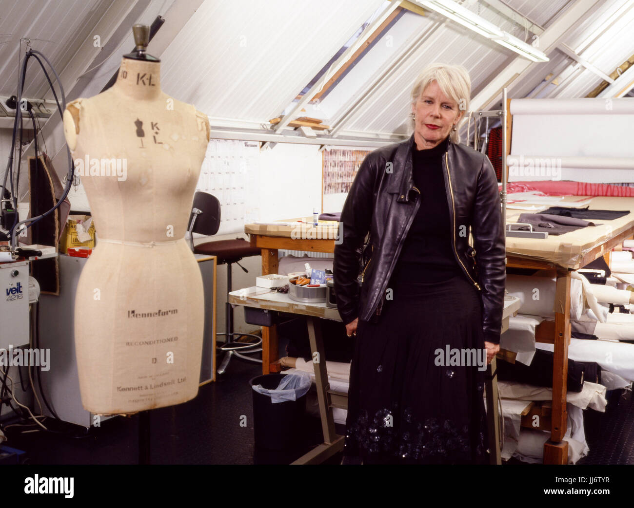 Betty Jackson CBE ,French Fashion designer photographié dans son atelier de Londres le 14 janvier 2004. Banque D'Images