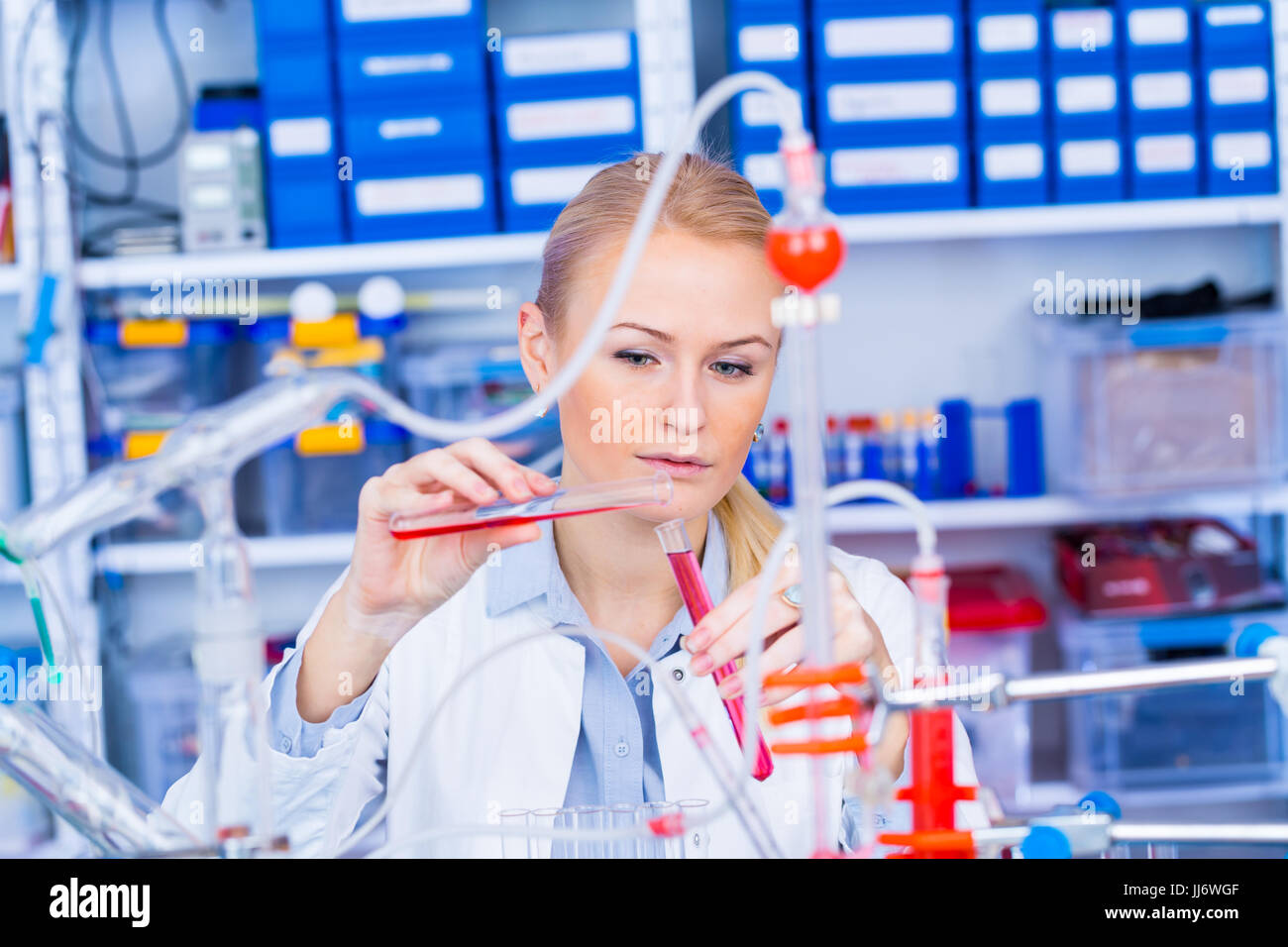 Femme En Laboratoire Pharmaceutique Photo Stock Alamy