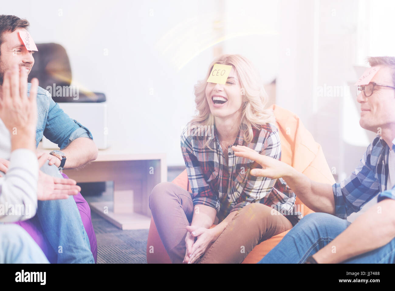 Heureux collègues souriants se reposant dans le bureau Banque D'Images