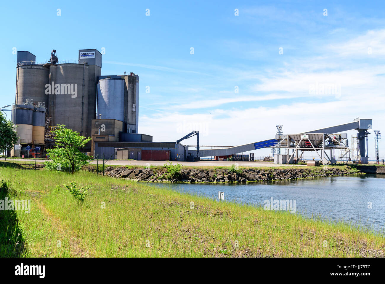 Degerhamn, Oland, Sweden - 28 mai 2017 : l'environnement documentaire de l'usine de ciment côtières, ici vu des quais au nord de l'industrie. Banque D'Images
