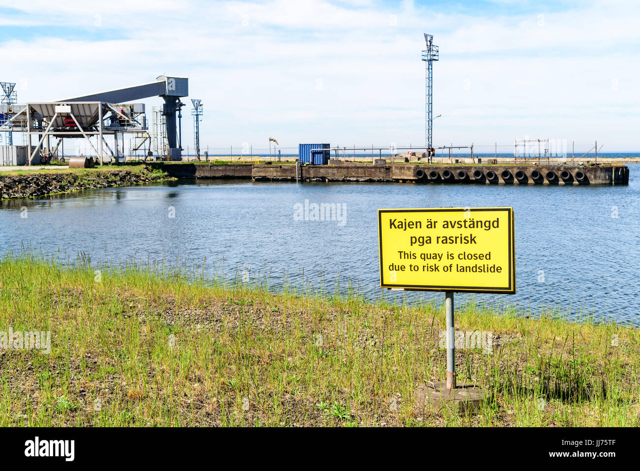 Degerhamn, Oland, Sweden - 28 mai 2017 : l'environnement documentaire de quai fermé. Panneau jaune met en garde contre le risque de glissements de terrain et que le quai est fermé. Pi Banque D'Images