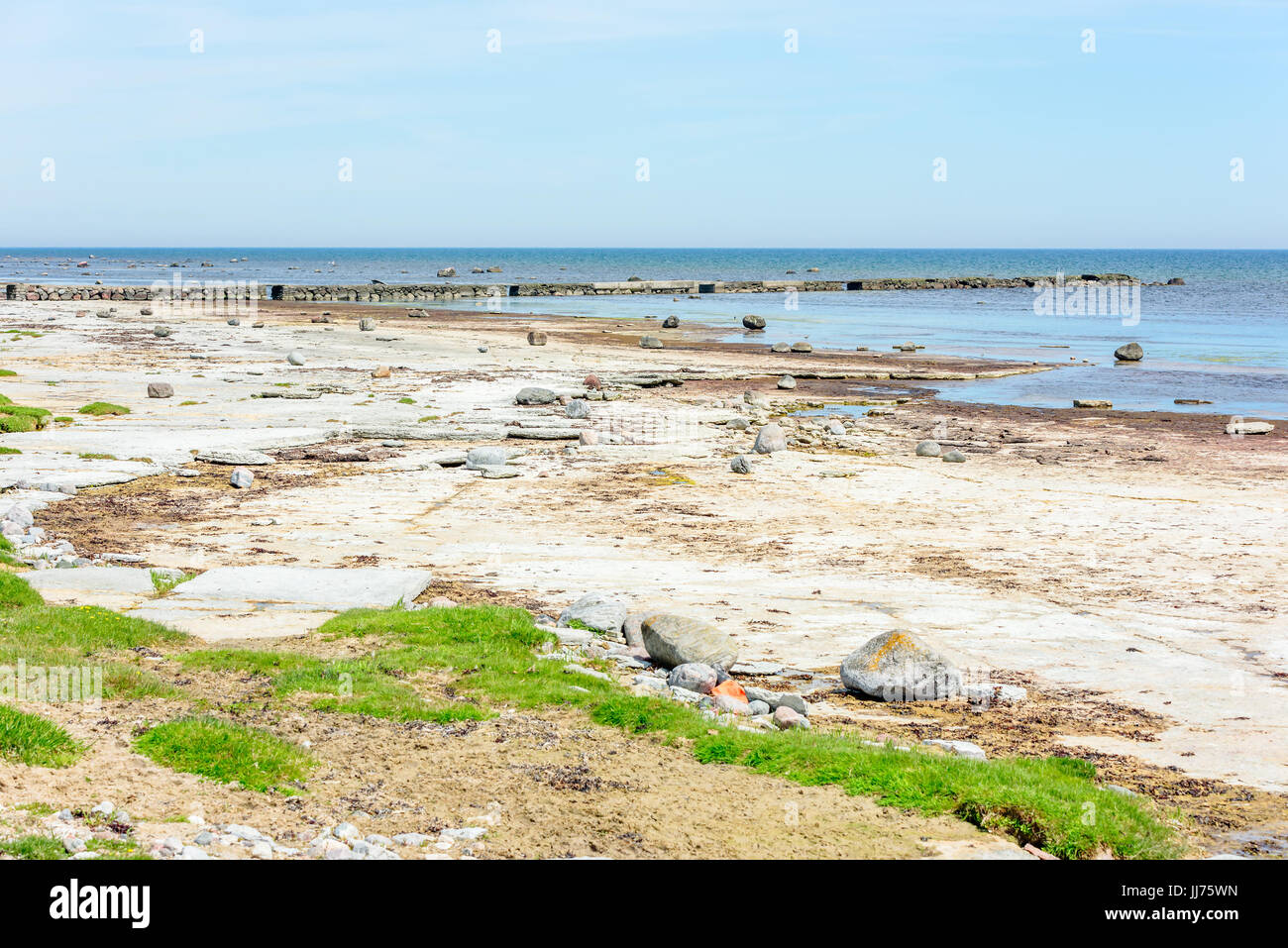 Plage de calcaire calcaire avec une longue jetée. Horizon sur l'eau. Banque D'Images