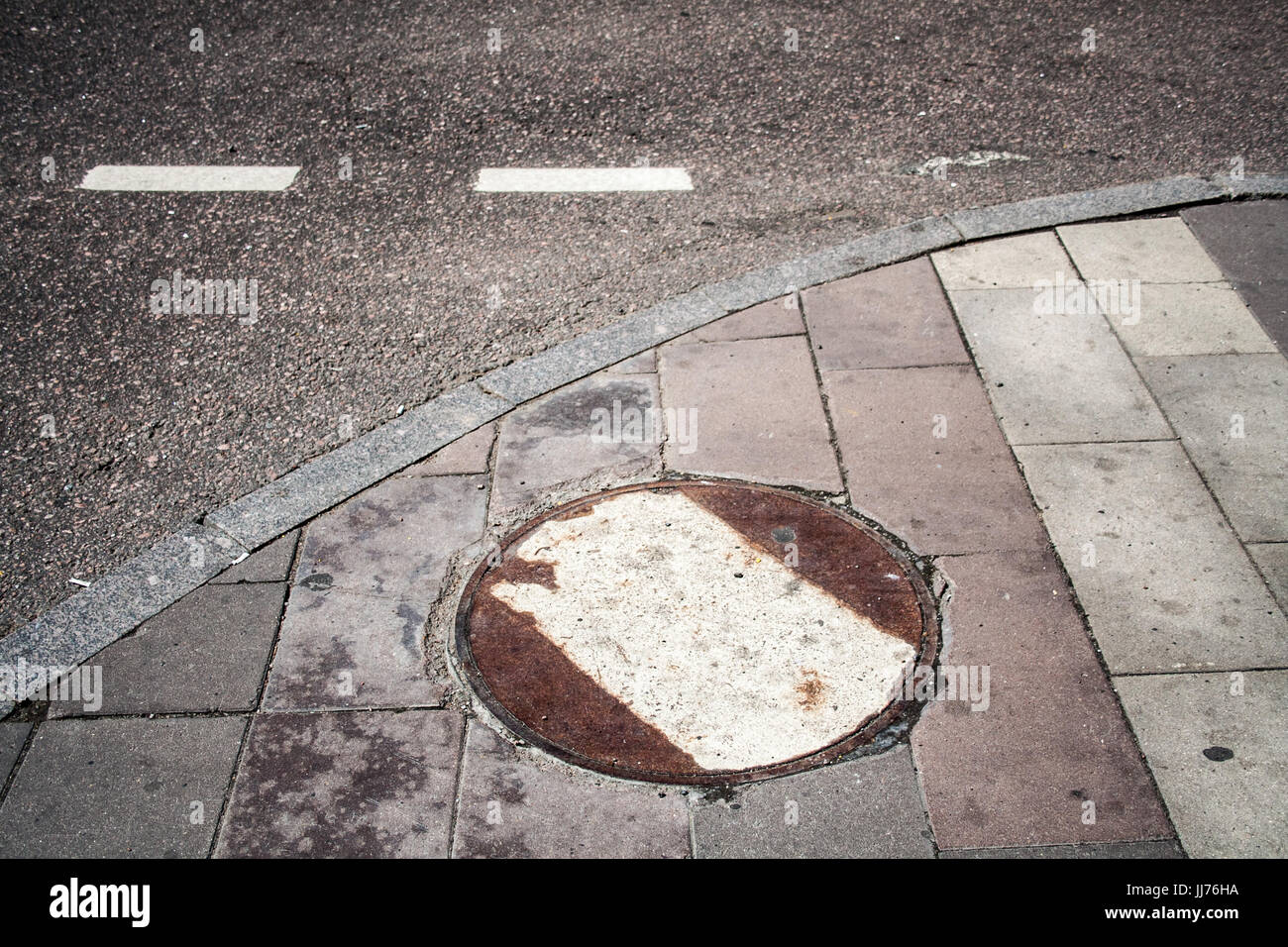 L'éclosion d'égout rouillée près de la route, en milieu urbain. arrière-plan. Banque D'Images