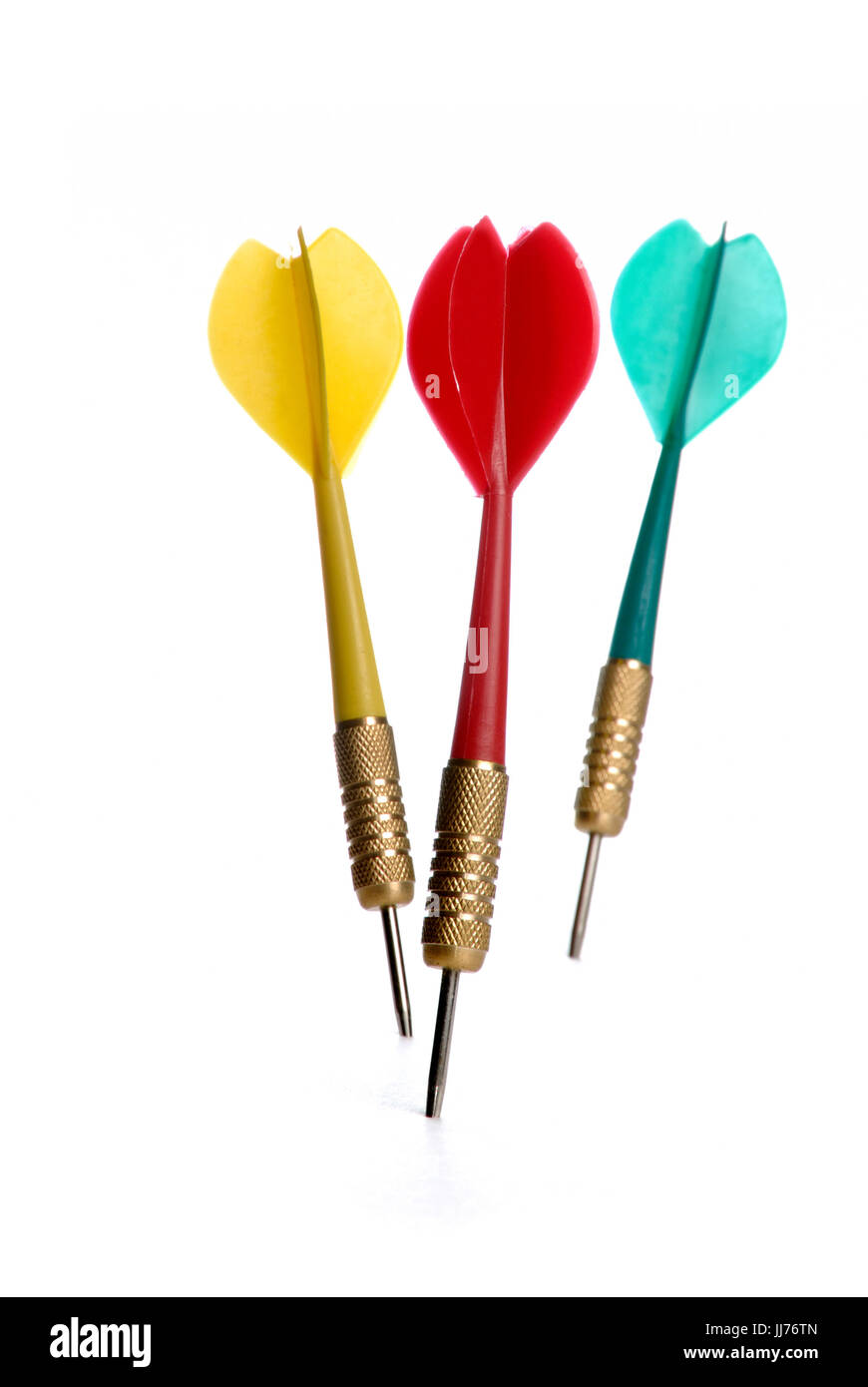 Trois fléchettes colorés isolé Banque D'Images