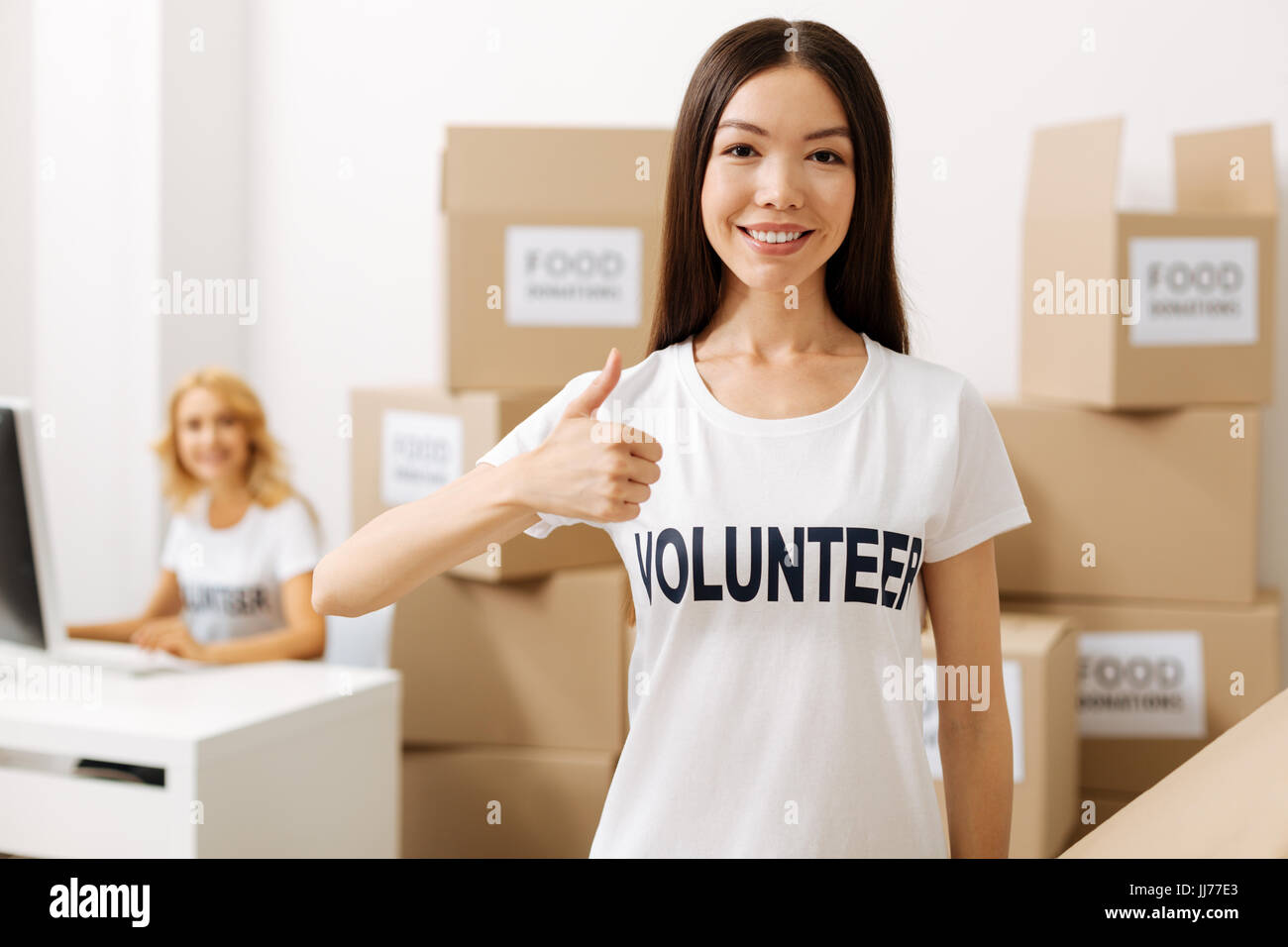 Magnifique consacré girl enjoying son expérience du bénévolat Banque D'Images