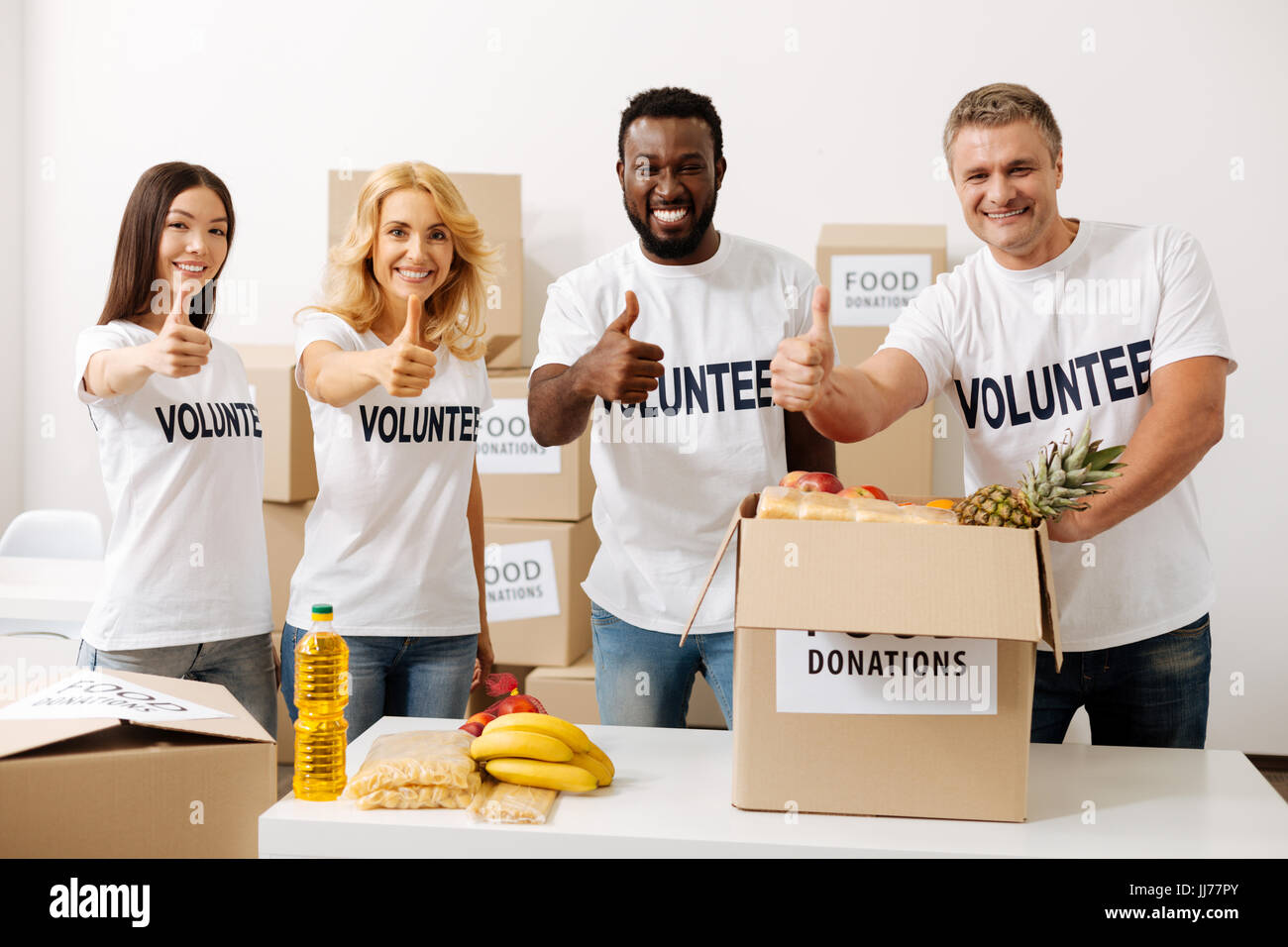 L'équipe de charité enthousiastes professionnels travaillant ensemble Banque D'Images