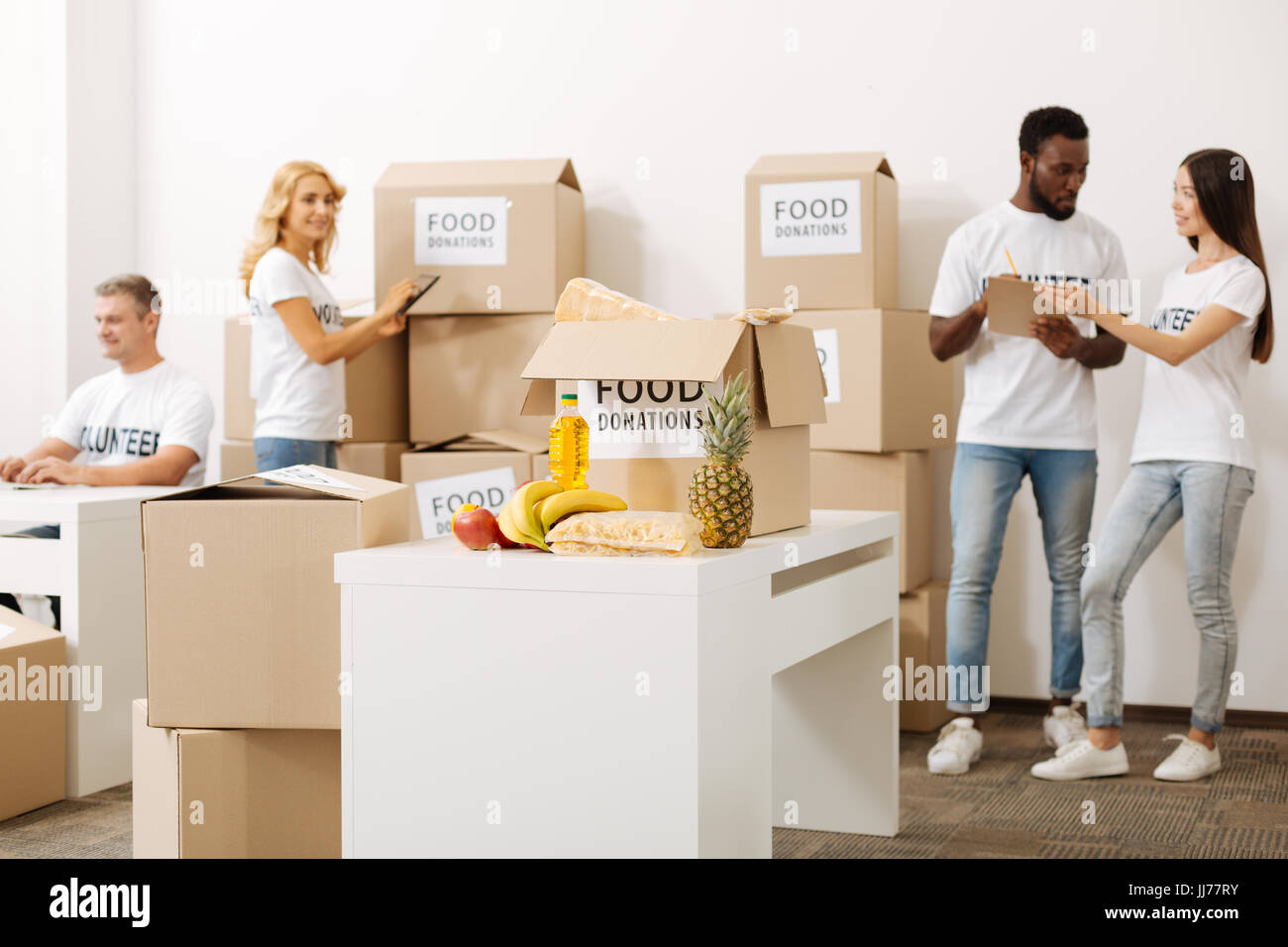 Équipe de bénévoles prépare une grande expédition d'aide humanitaire Banque D'Images