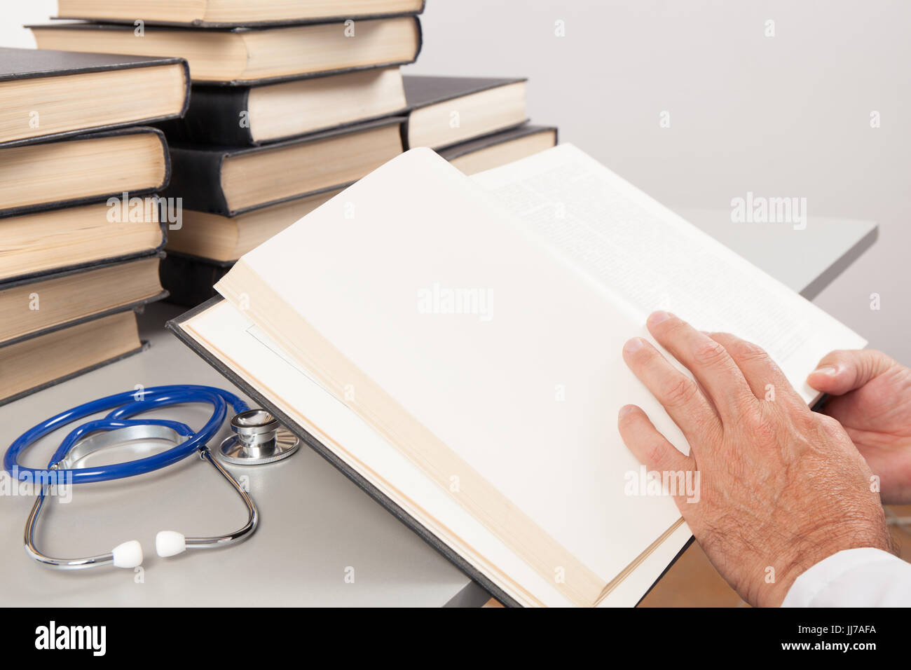 Médecin spécialiste médical scientifique lecture Livres et manuels scolaires dans la bibliothèque. Banque D'Images