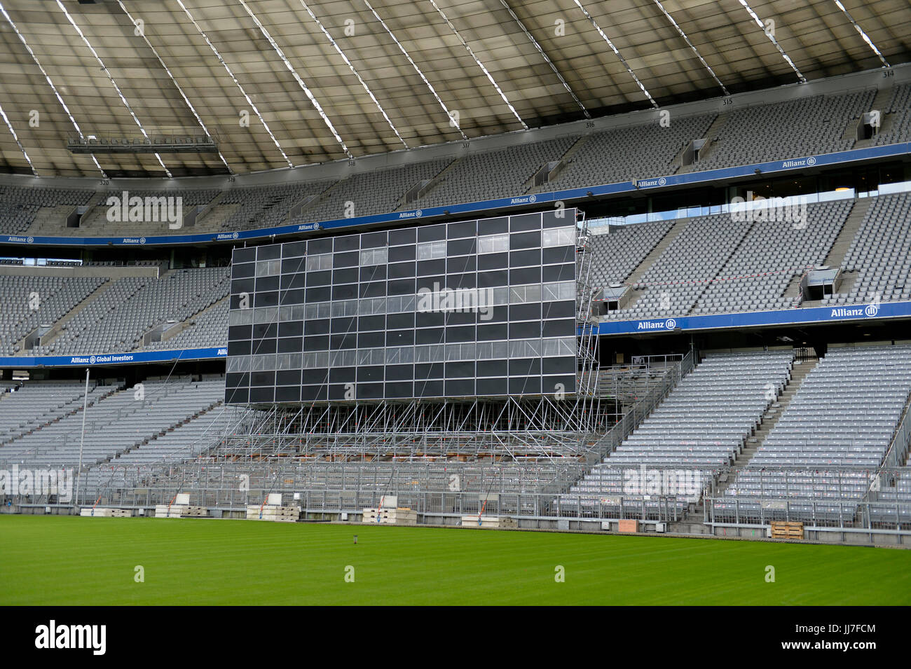 12.07.2017, Fussball 1.Bundesliga 2017-2018, Die Allianz Arena München  bekommt zwei neue und größere, Anzeigetafeln 200 Größe doppelt mit  Quadratmeter macos pour gross wie die alten (Europarekord). Hier wird Sie  auf der Südkurve