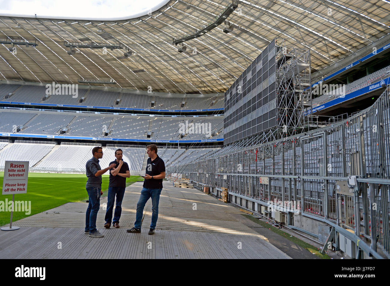 12.07.2017, Fussball 1.Bundesliga 2017-2018, Die Allianz Arena München  bekommt zwei neue und größere, Anzeigetafeln 200 Größe doppelt mit  Quadratmeter macos pour gross wie die alten (Europarekord). Hier wird Sie  auf der Südkurve
