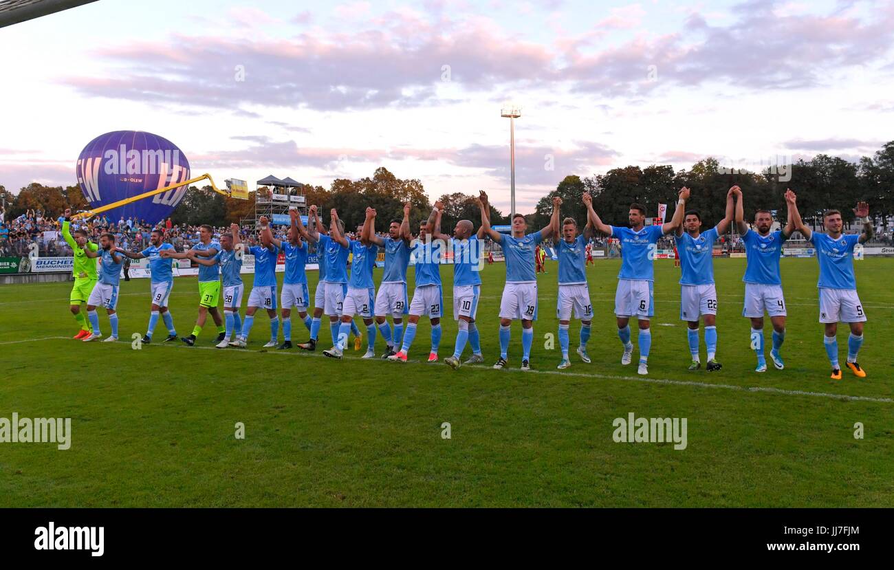 13.07.2017, Fussball Regionalliga Bayern 2017-2018, 1.Spieltag, FC Memmingen - TSV 1860 München, dans der Arena Memmingen. Schlussjubeld der Löwen. Photo : Cronos/MIS Banque D'Images