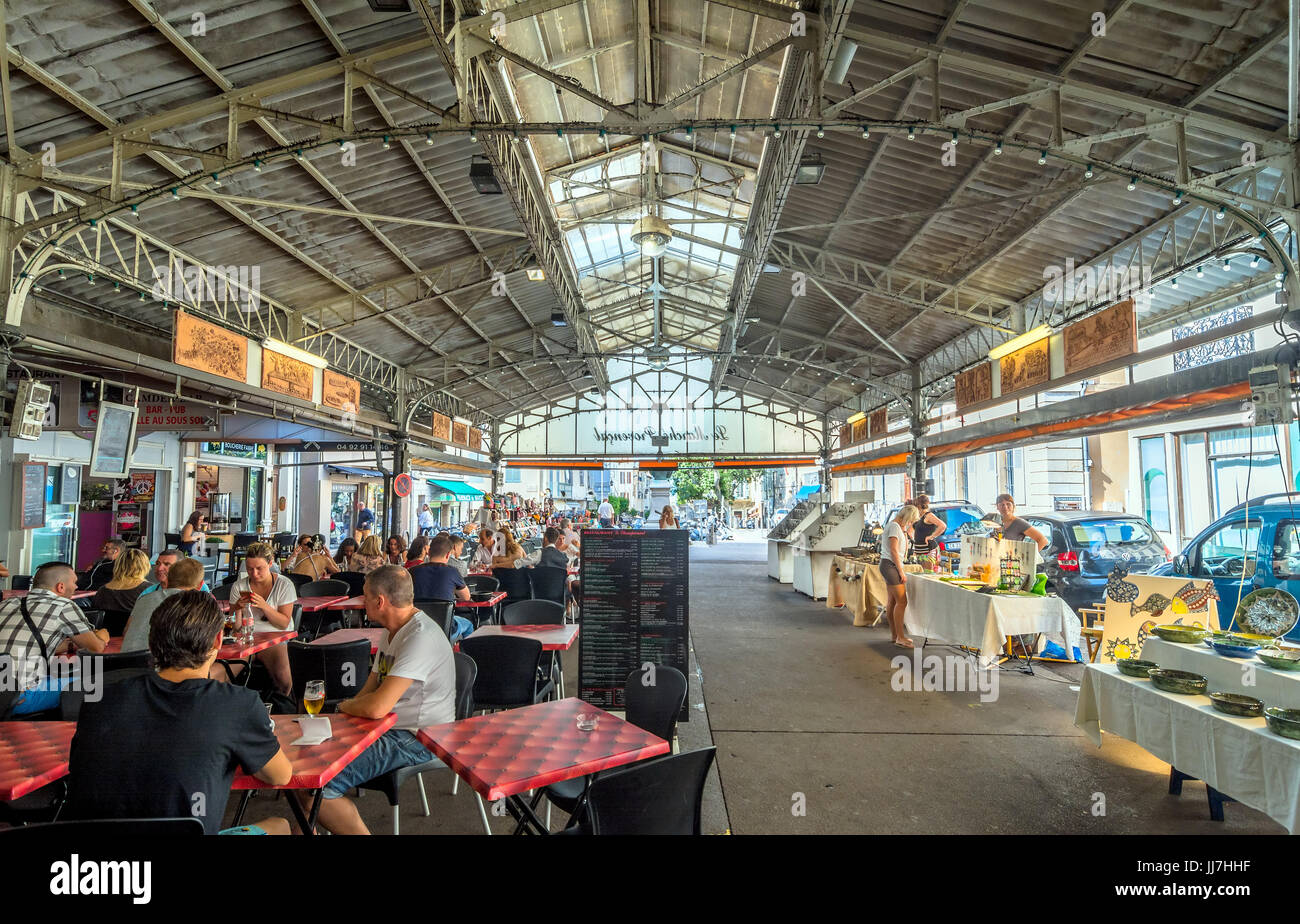 Antibes, France - 29 juin 2016 : la vue quotidienne de cours Massena marché provençal avec les touristes à Antibes, France. Antibes est une ville balnéaire dans le Banque D'Images