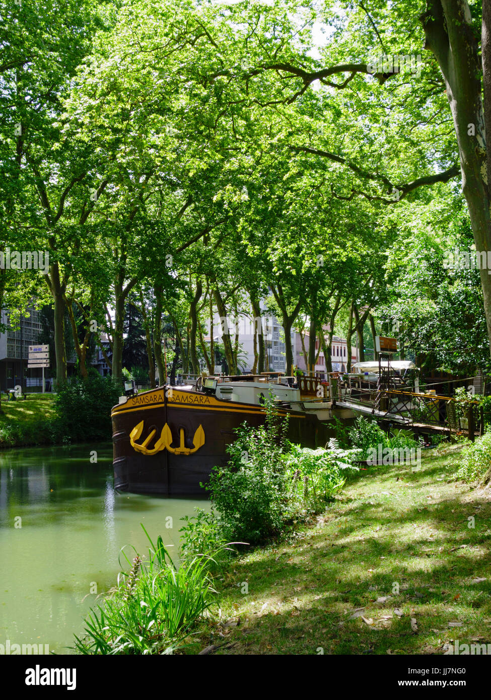 Péniche amarrée le long du Canal du Midi, Toulouse Banque D'Images