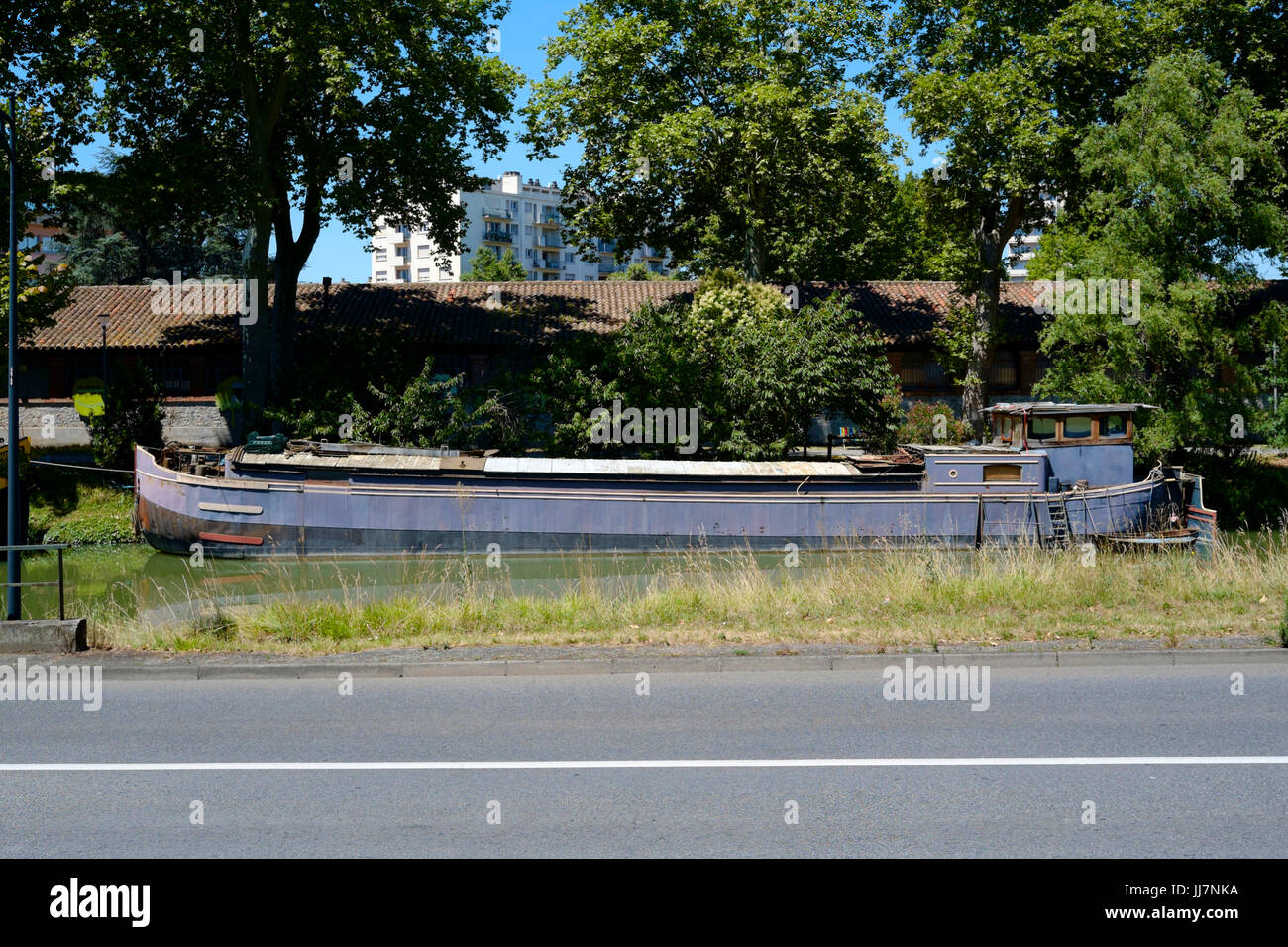 Péniche amarrée le long du Canal du Midi, Toulouse Banque D'Images