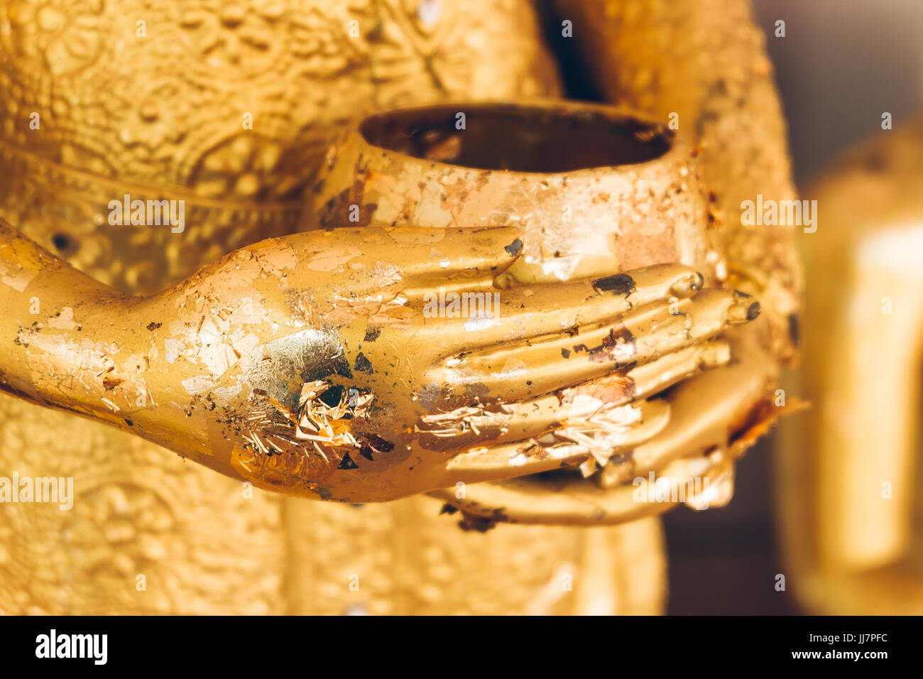 Golden Buddha statue in temple bouddhiste ou wat, est du domaine public ou trésor du bouddhisme. Banque D'Images