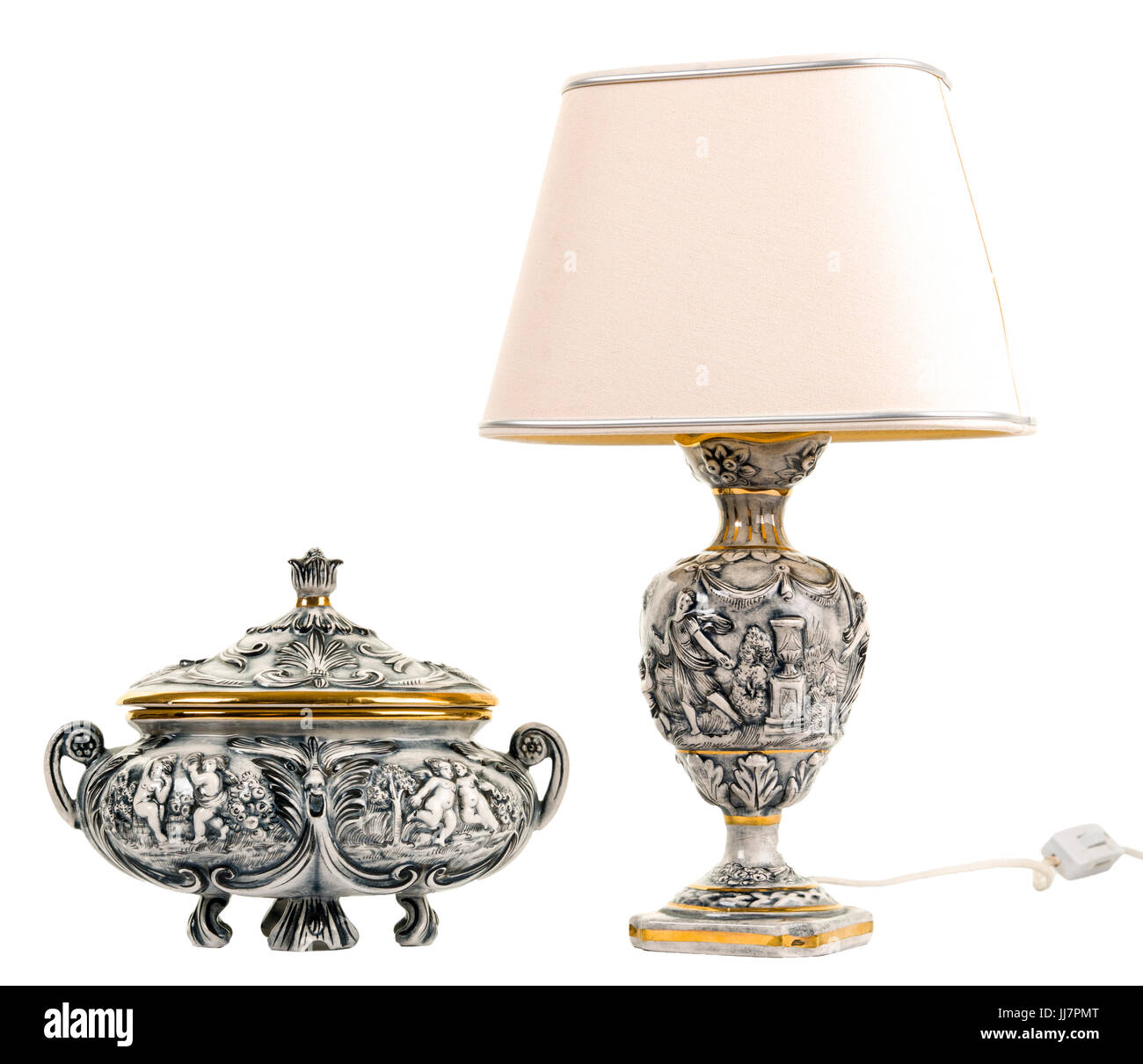 Ancienne lampe en porcelaine et le bol avec couvercle décoré avec des détails d'or isolé sur fond blanc Modèle Libération : N° des biens : Non. Banque D'Images