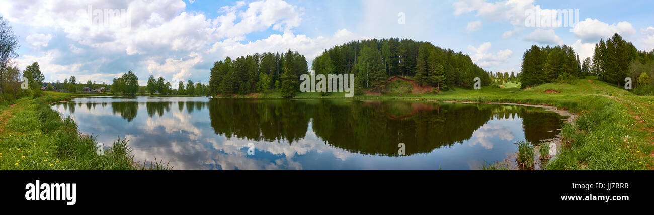 Panorama de la forêt lake Banque D'Images