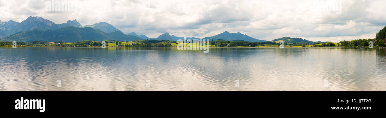 Panorama Mountain Lake avec des montagnes dans la brume à l'horizon Banque D'Images