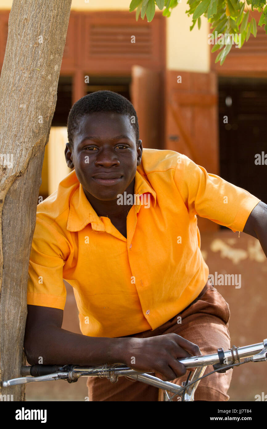 Un étudiant sur son vélo au Junior High School de Talensi Nabdam, au Ghana. Banque D'Images