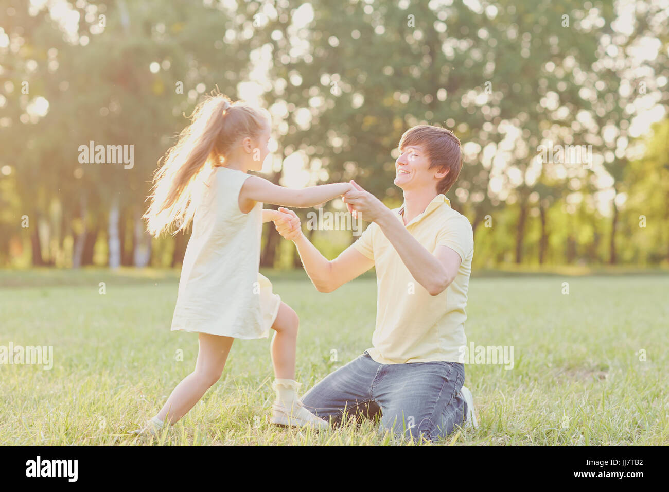 Papa joue avec sa fille dans le parc. Banque D'Images