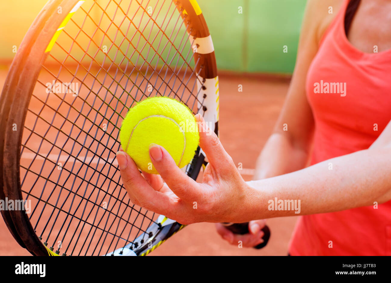 Raquette de tennis player avec prêt à servir une balle de tennis Banque D'Images