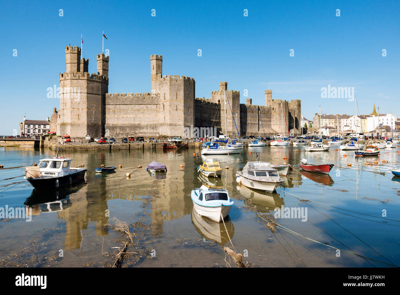 Château de Caernarfon en été, le Pays de Galles, Royaume-Uni. Banque D'Images
