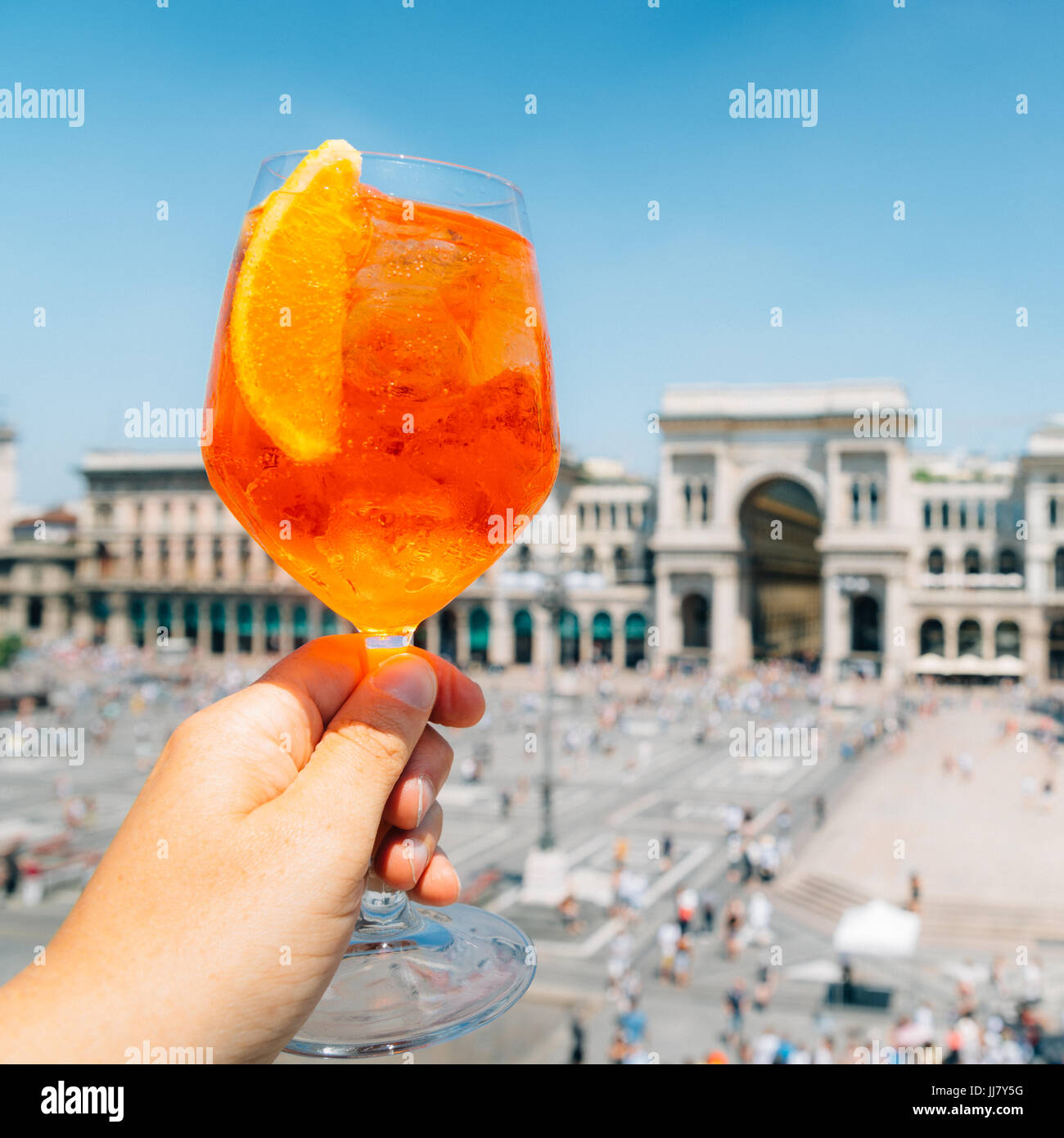 Aperol Spritz en verre donnant sur la Piazza Duomo de Milan Banque D'Images