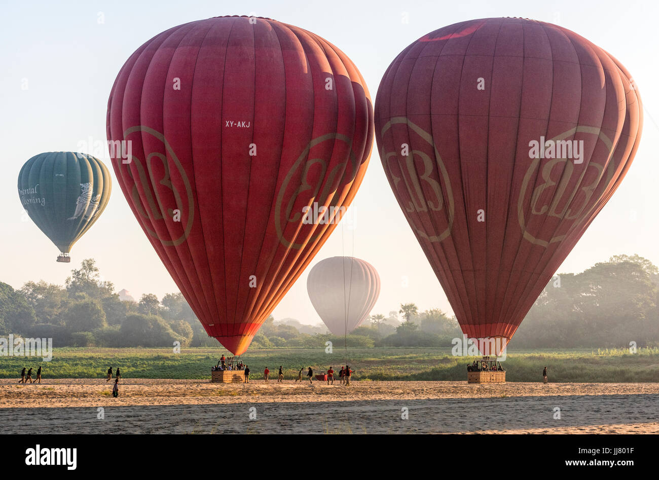 Montgolfières landing à Bagan, myanmar Banque D'Images