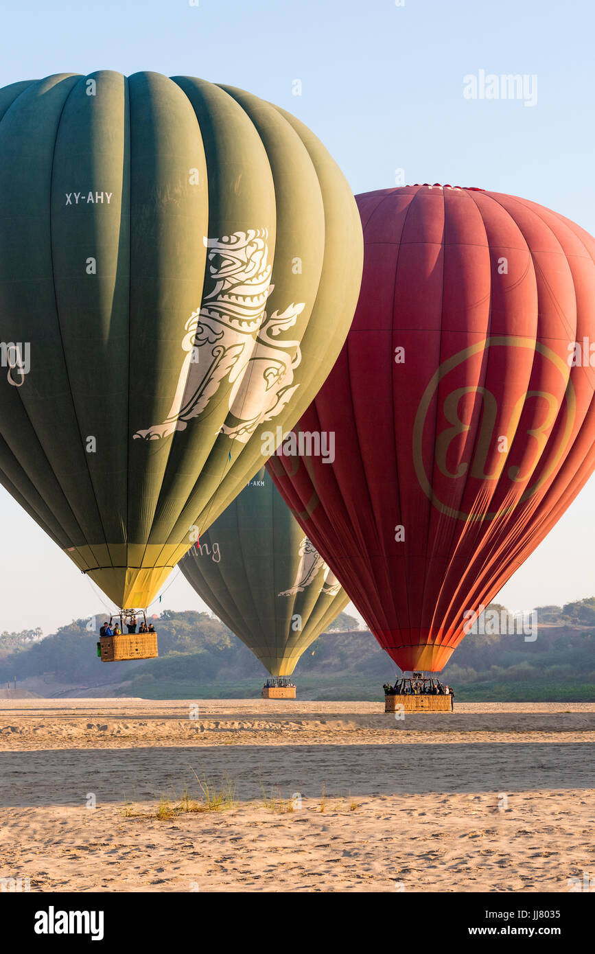 Montgolfières landing à Bagan, myanmar Banque D'Images
