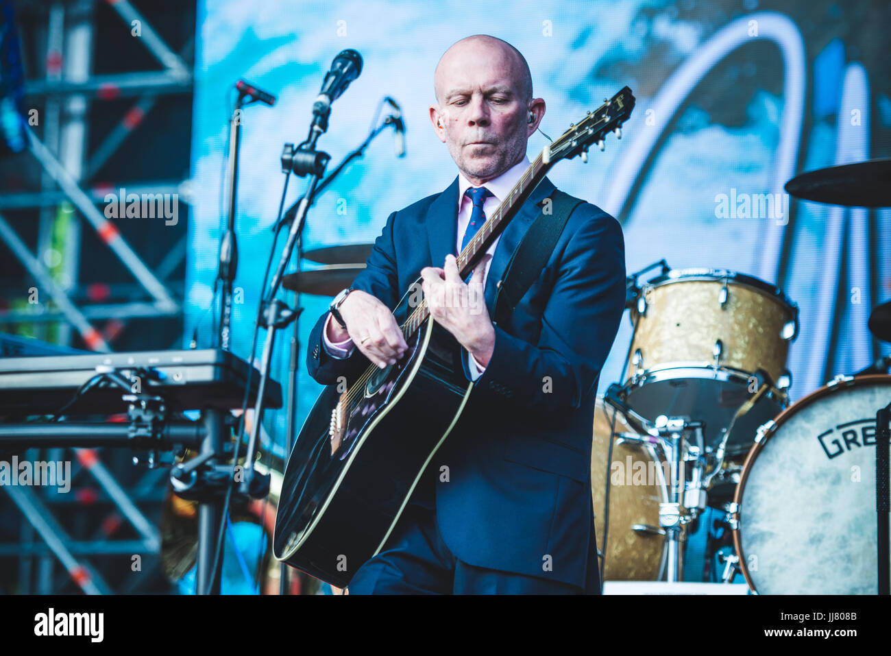 Barolo, Italie. 17 juillet, 2017. Vince Clarke pendant l'effacement effectuer en direct sur scène en Barolo, à l'Collisioni Festival, ouverture pour Robbie Williams. Credit : Alessandro Bosio/Pacific Press/Alamy Live News Banque D'Images