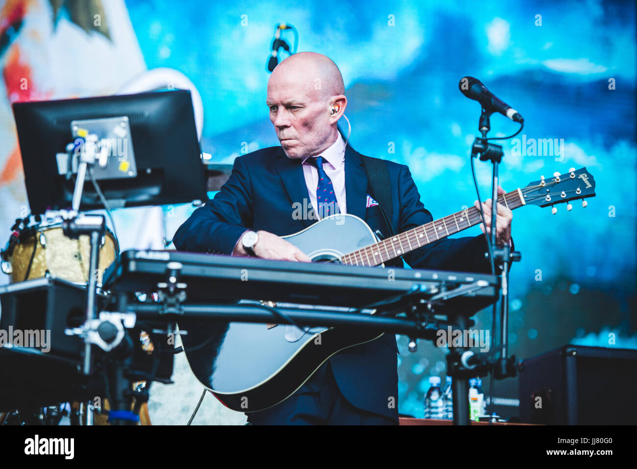 Barolo, Italie. 17 juillet, 2017. Vince Clarke pendant l'effacement effectuer en direct sur scène en Barolo, à l'Collisioni Festival, ouverture pour Robbie Williams. Credit : Alessandro Bosio/Pacific Press/Alamy Live News Banque D'Images