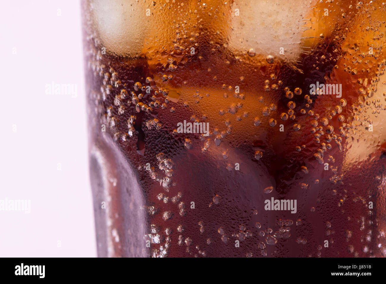 Bulles et fizz. Un verre de boisson coca avec de la glace Banque D'Images