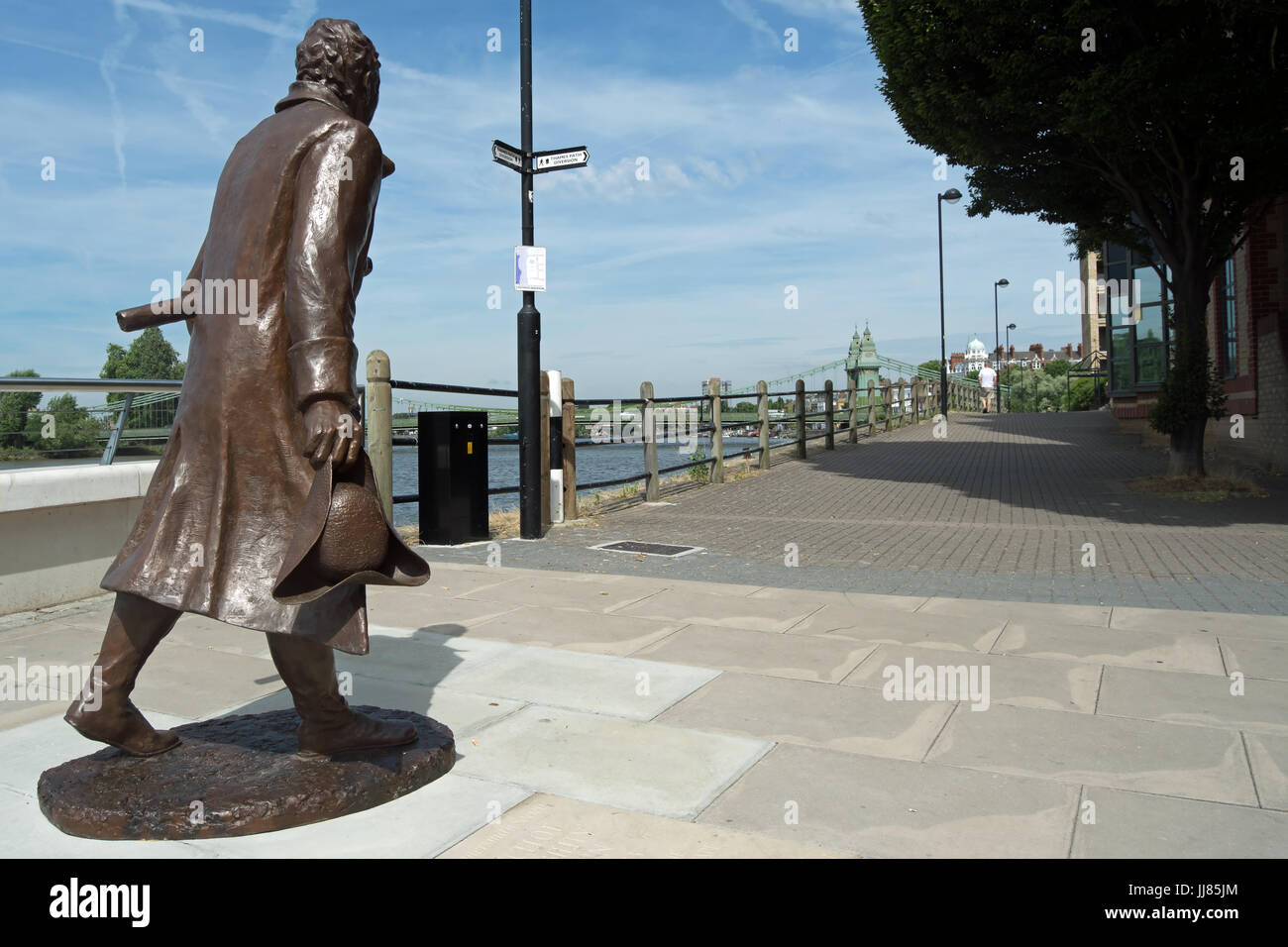 Statue de Lawrence capability brown, par le sculpteur laury dizengremel, à côté de la Tamise à quai distillerie, Fulham, Londres, Angleterre Banque D'Images