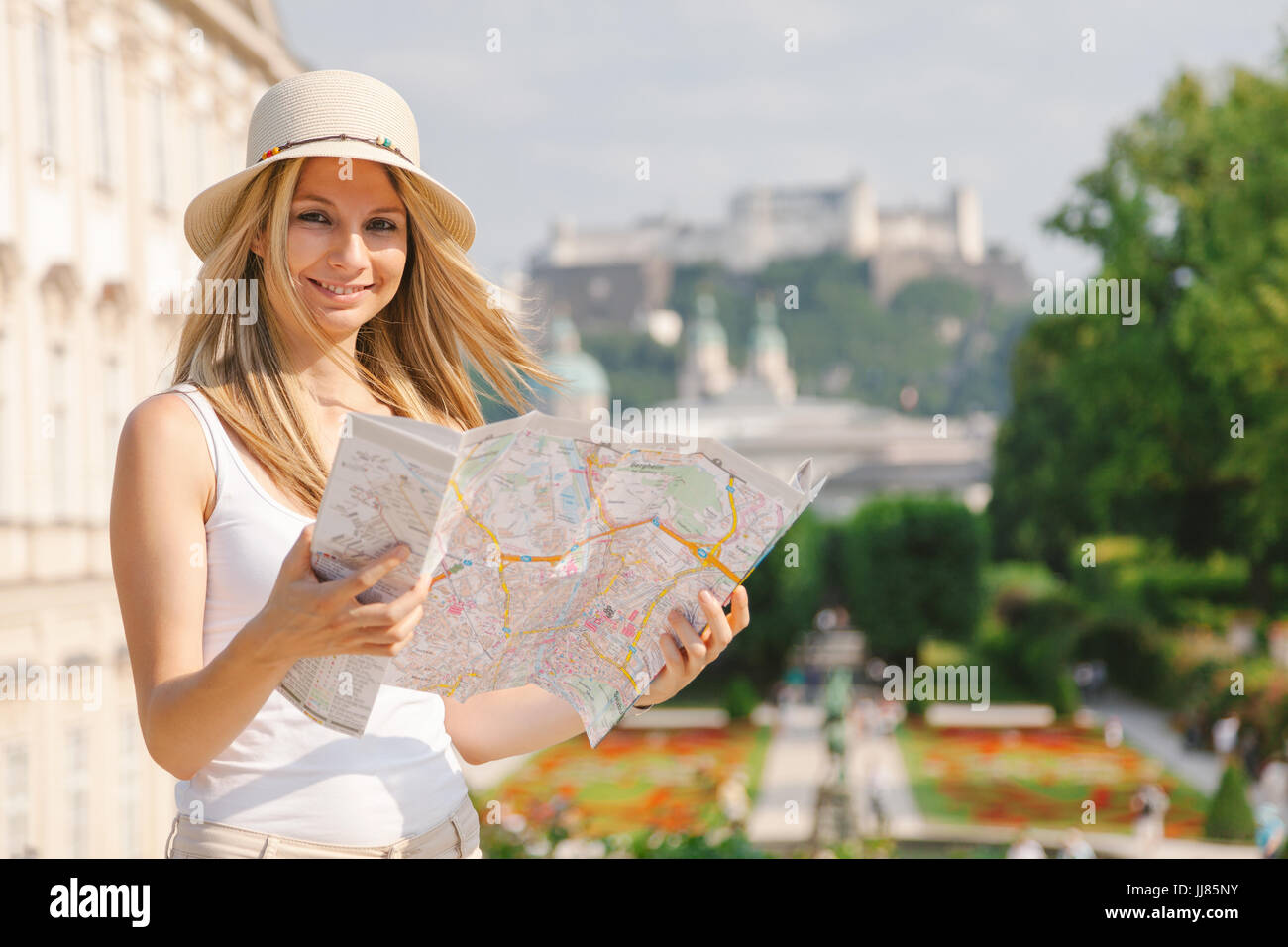 Une femme en vacances touristiques à Salzbourg Autriche détenant une carte locale Banque D'Images