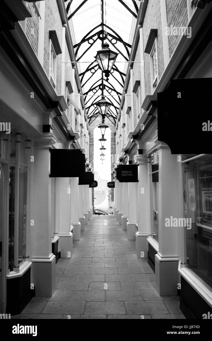 Scène en noir et blanc. Centre commercial dans la ville de Newport Pagnell. Banque D'Images