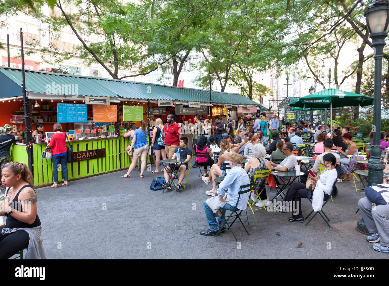 'Broadway' Morsures de vendeurs de nourriture en plein air dans la région de Greeley Square Park, New York City, New York. Banque D'Images