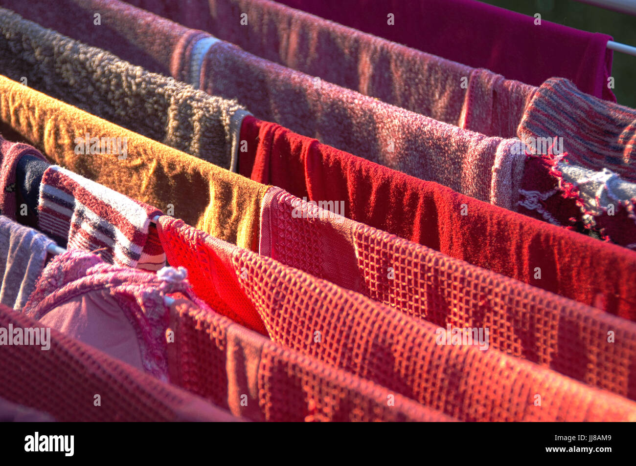 Le séchage des vêtements de couleur sur le fil à l'extérieur en journée ensoleillée Banque D'Images